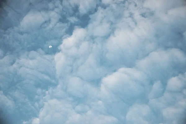 Nube blanca abstracta sobre fondo azul del cielo — Foto de Stock