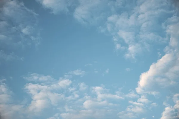 Abstracte witte wolk op blauwe hemelachtergrond — Stockfoto