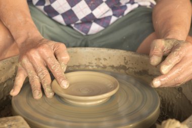 Dikkatli bir şekilde onun Kil çanak şekillendirme bitirmeye onun parmağı kullanarak eski Tay erkek ele