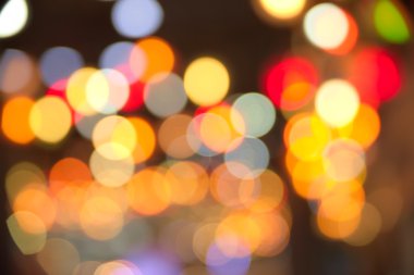 Koyu arka plan üzerinde renkli bokeh