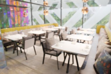 Bulanık yeşil büyük ağaç arka planda windows dışında görünür ile soyut bulanık Restoran