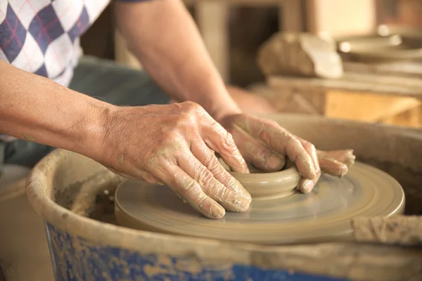 Eski Tay erkek el gri renkli kil bir yemek şekillendirme.