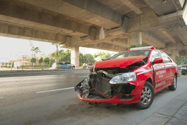 Escombros de taxi Toyota rosa se detienen a un lado de la calle debido a una grave colisión frontal — Foto de Stock