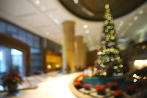 Soyut bulanık otel lobisinde chirstmas Tema için dekore edilmiştir.