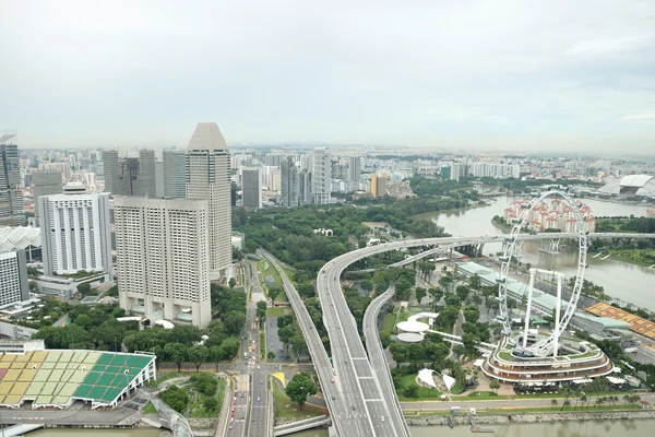 Singapur miasta z Singapuru ulotki widok z odległości z ozdoba na 50 lat Singapur tekst w tle — Zdjęcie stockowe