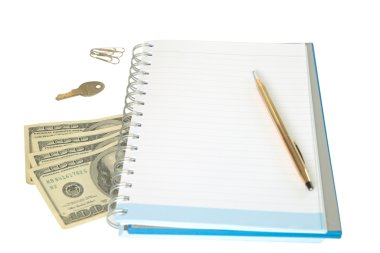 Boş şerit çizgi defter sayfa, üç ataç ve bir altın anahtar sol ve beyaz arka plan üzerinde izole kitap altında 4 100 Doları notlar sağ tarafında bükülmüş altın kalem ile sığ Dof