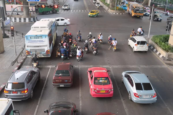 Various vehicles break law by stop car beyond the white line on the ground during red light. This is typical behavior of people when traffic police is not strictly enforce the law — Stock Photo, Image