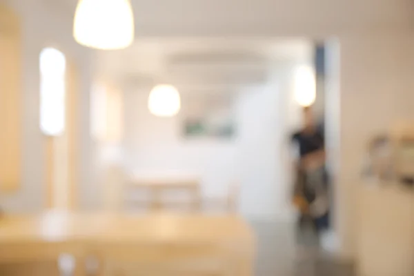 Soyut bulanık parlak restoran iç tanınmaz garson ile