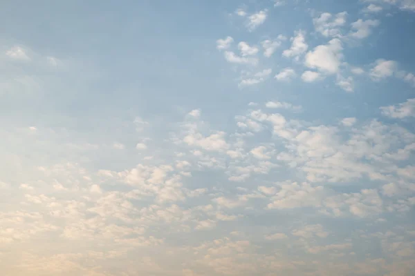 Abstrato nuvem branca sobre o céu amarelo e azul durante o fundo do amanhecer — Fotografia de Stock