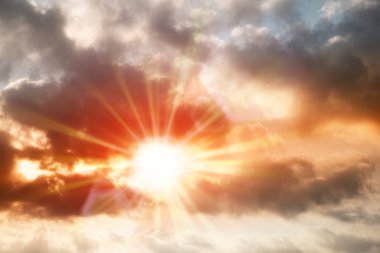 Soyut meşgul kara bulut canlı renk gökyüzü ile kırmızı sunstar fişek arka plan üzerinde