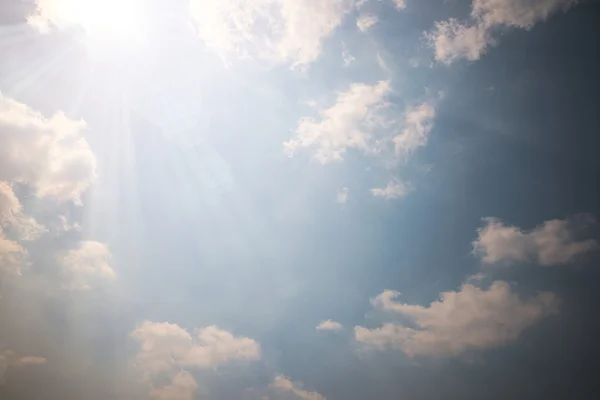 Açık mavi gökyüzü arka plan üzerinde soyut beyaz bulut