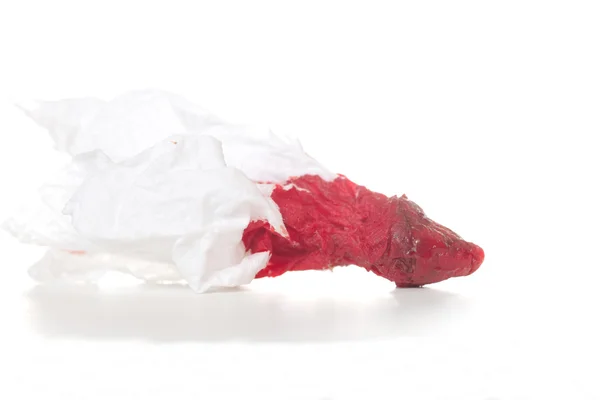 Ucunda beyaz arka plan üzerinde beyaz bükülmüş kağıt peçete wist taze kan closeup lekeli