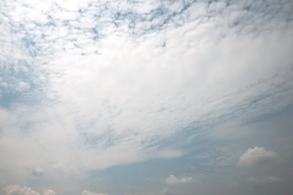 Abstracte witte wolk over de heldere blauwe hemelachtergrond — Stockfoto