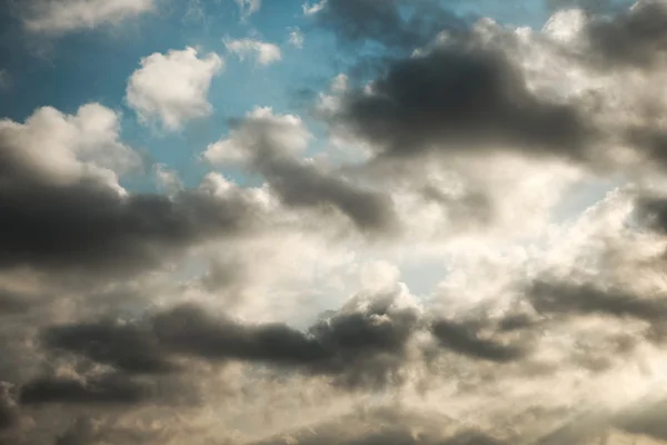 空の鮮やかな色の背景の抽象的な忙しい暗い雲 — ストック写真