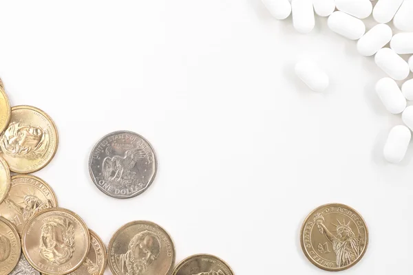 Gruppe von Ein-Dollar-Münzen mit weißer Pille Kopierraum weißer Hintergrund Konzept der medizinischen Kosten — Stockfoto