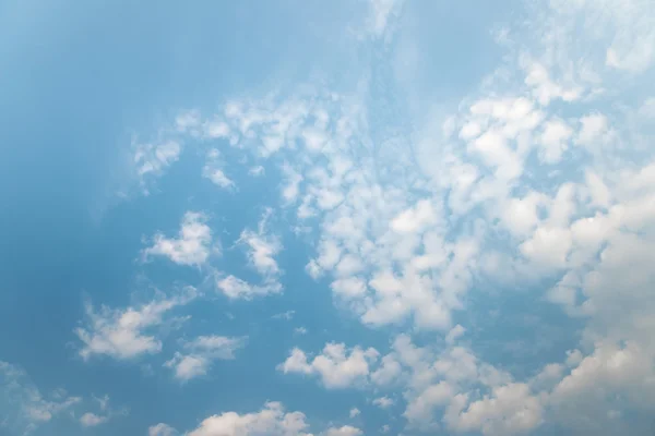 Wolk boven blauwe lucht — Stockfoto