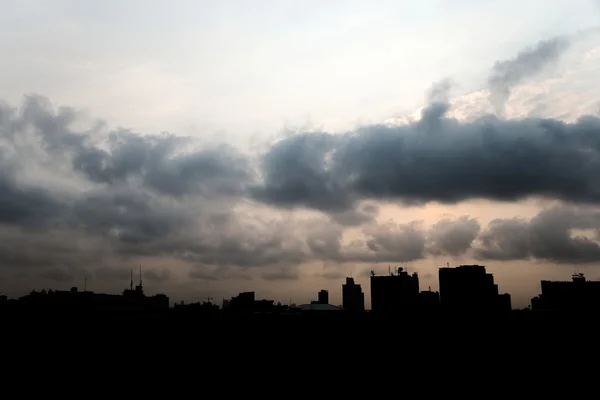 Cloudscape wcześnie rano z sylwetka budynku w Bangkoku — Zdjęcie stockowe