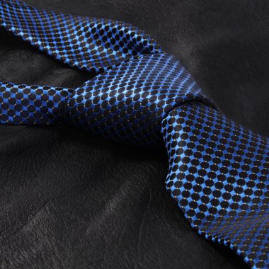 Mavi lüks kravat koyu arka plan üzerinde