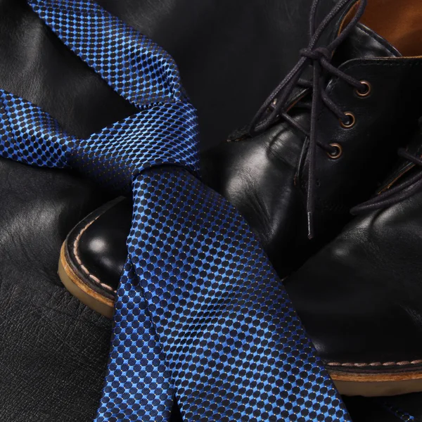 Chaussures et cravate homme noir — Photo