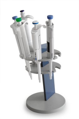 Beyaz arkaplanda otomatik pipet