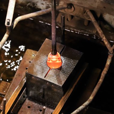 Cam öğütme. Usta zanaatkar camla çalışır. Cam üfleyici güzel bir cam parçası oluşturuyor. Bir sanat eseri üfleyen bir cam ustası..