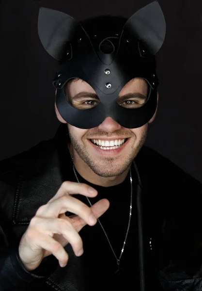 Uomo in pelle maschera bdsm di un gatto, sorridente — Foto Stock