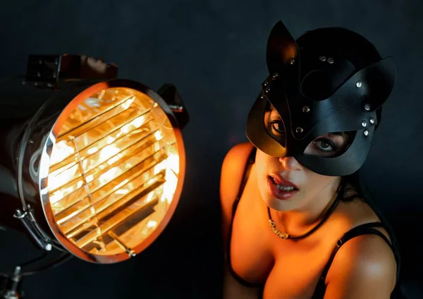 Sexy chica en cuero bdsm gato máscara —  Fotos de Stock