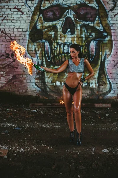 La ragazza ha dato fuoco a un cocktail Molotov — Foto Stock