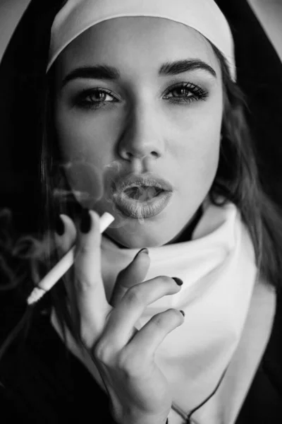 Una suora che fuma. Ritratto di una giovane suora fumante, — Foto Stock