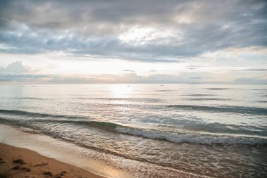 Güzel, parlak gün batımı Filipinler 'de okyanusun üzerinde