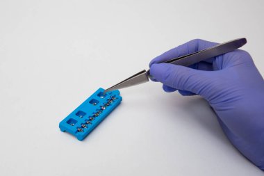 Diş muayenesi, diş teli sistemi, klinikte eklem makinesi.