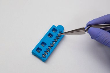 Diş muayenesi, diş teli sistemi, klinikte eklem makinesi.