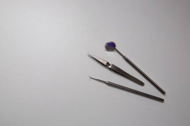 Diş hekimi için, diş ve diş tellerinin tedavisi ve teftişi için.