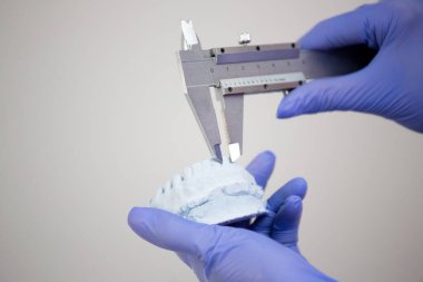 Diş hekimi için, diş ve diş tellerinin tedavisi ve teftişi için.