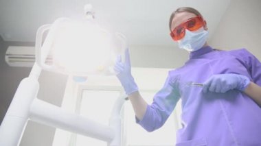 Diş muayenesi, diş hekimi dişlerini ve diş tellerini kontrol et.