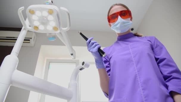 Exámenes dentales, el ortodoncista revisa sus dientes y aparatos ortopédicos en el cli — Vídeo de stock