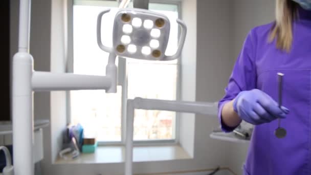 Examens dentaires, l'orthodontiste vérifier vos dents et les appareils dentaires au cli — Video