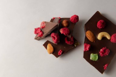 böğürtlen ve marmelatlı acı çikolata