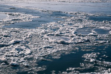 Nehirdeki buz dokusu, çatlaklara ayrılmış.,