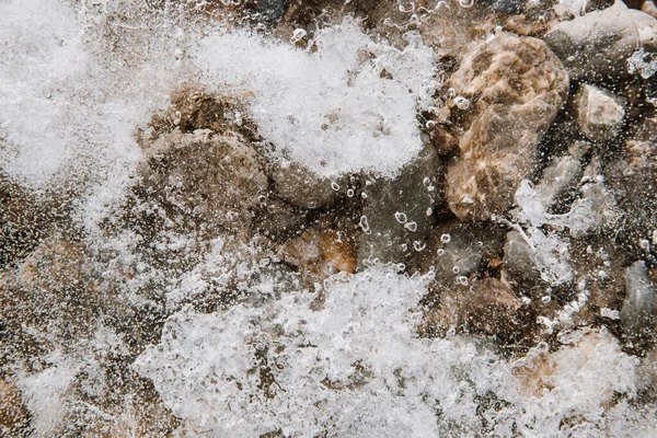 Texture di ghiaccio sul fiume, spezzato in crepe, — Foto Stock