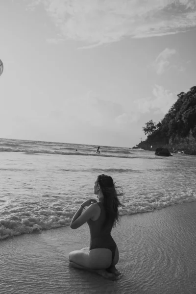 Mujeres en la playa en los trópicos, en Filipinas —  Fotos de Stock