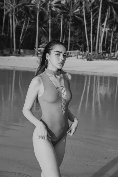 Mulheres na praia nos trópicos, nas Filipinas — Fotografia de Stock