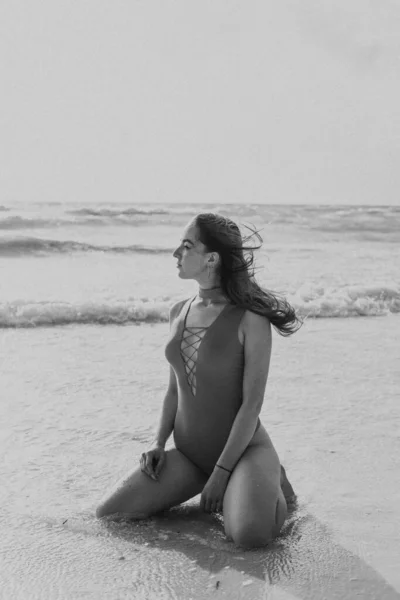 Vrouwen op het strand in de tropen, in de Filippijnen — Stockfoto