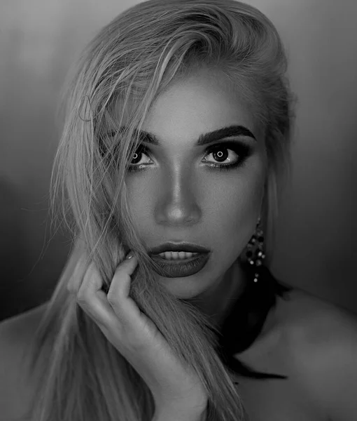 Retrato de mujer joven rubia con hermoso maquillaje profesional sobre fondo oscuro, primer plano, —  Fotos de Stock