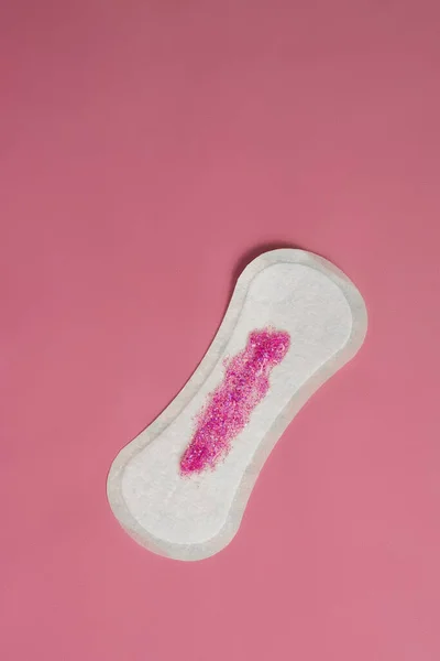 Kritische Tage und Menstruation. Das Konzept der Frauentage. Auf fliederfarbenem Hintergrund, der Blutausfluss während der Menstruation imitiert. — Stockfoto