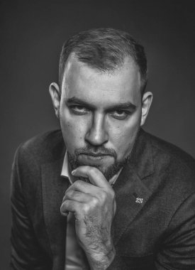 Güzel erkek yüzü, yakın plan portre. Kendine güvenen beyaz adam. Kaygısız, tıraşsız adam kafası