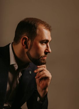 Güzel erkek yüzü, yakın plan portre. Kendine güvenen beyaz adam. Kaygısız, tıraşsız adam kafası