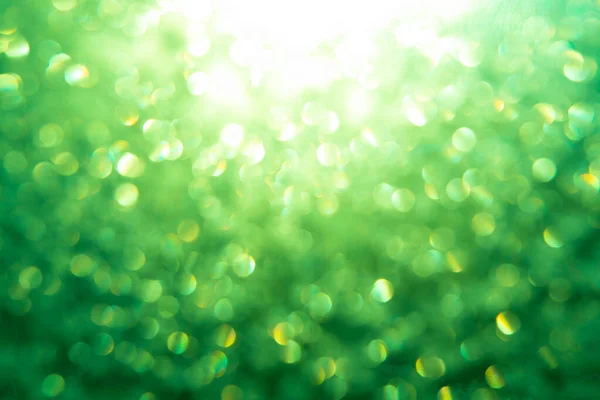 Efecto Bokeh, la textura de hielo en la ventana tiene un tinte verde — Foto de Stock