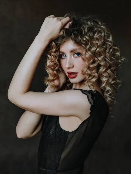 Hermosa mujer mirando a la cámara, rizado peinado africano. Hermosa chica con el pelo rizado. —  Fotos de Stock