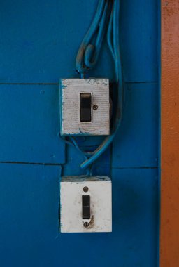 Tahta bir evin duvarında eski bir düğme.